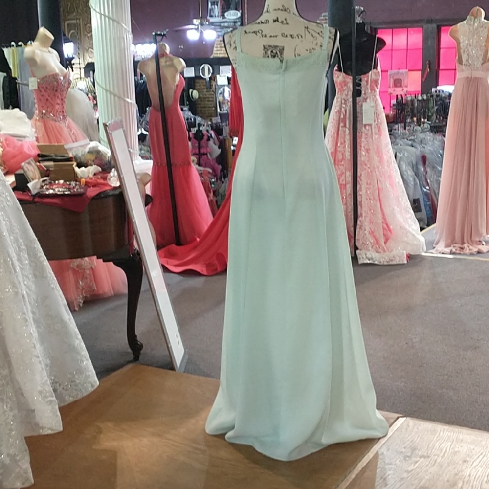 Formal dress - Picture 2 of 4